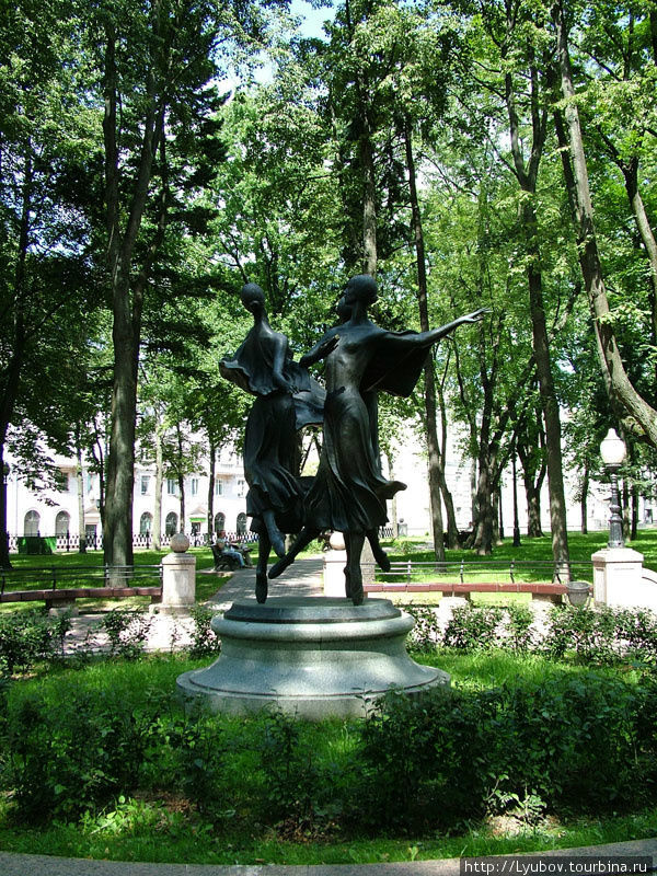 Парк возле Национального театра оперы и балета Минск, Беларусь