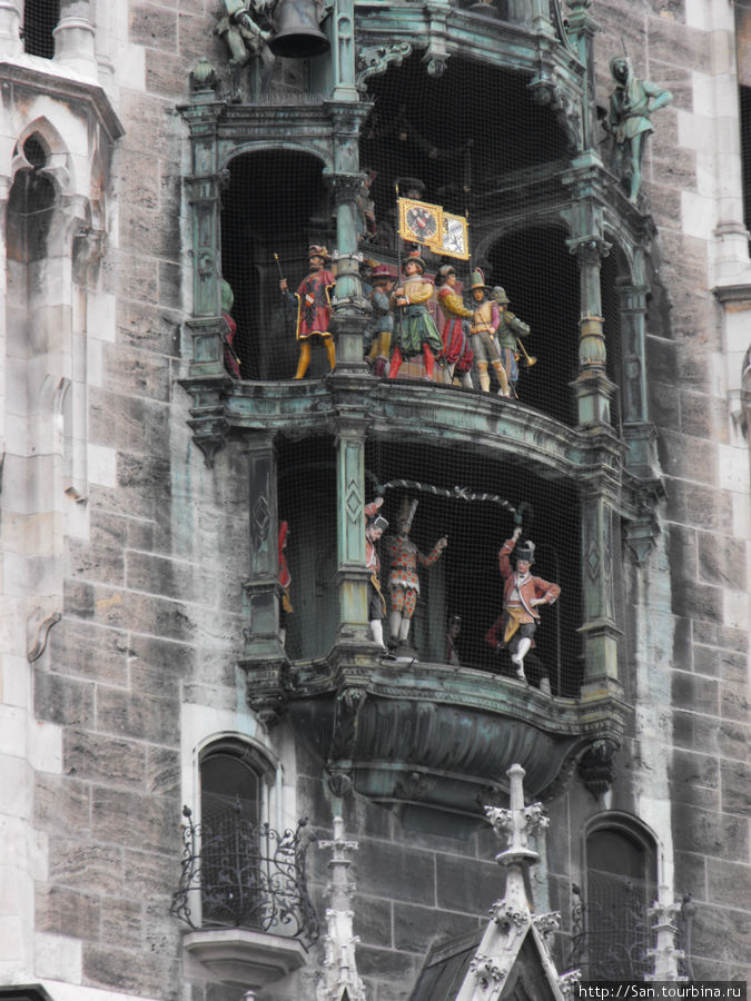 Знаменитые часы на ратуше.Рыцари уже отвоевали.Наступает черед баварских танцев. Мюнхен, Германия