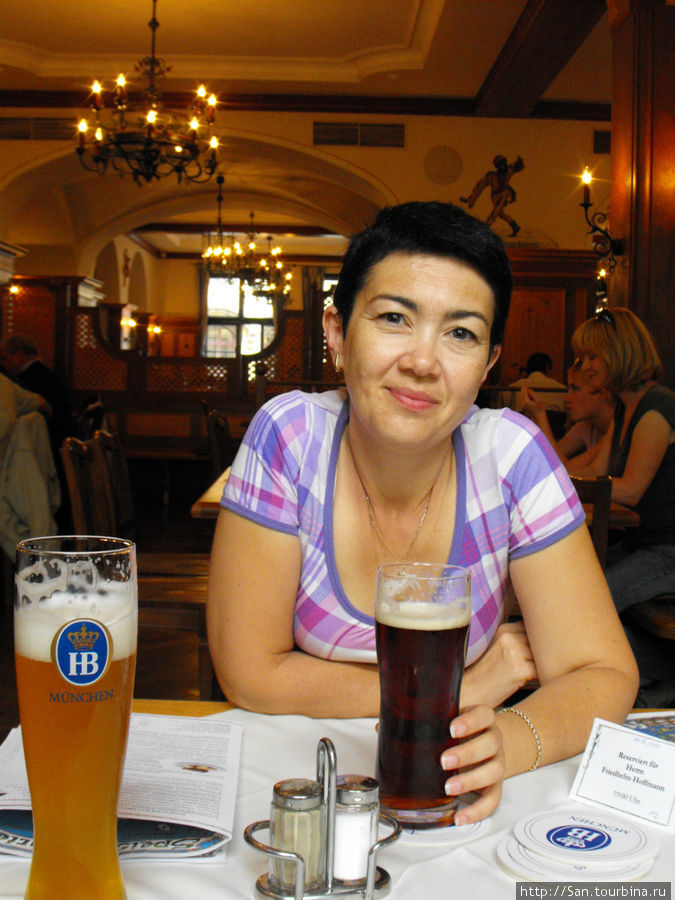 Вот оно — знаменитое пиво Хофброя — и фильтрованное,и нет. Мюнхен, Германия