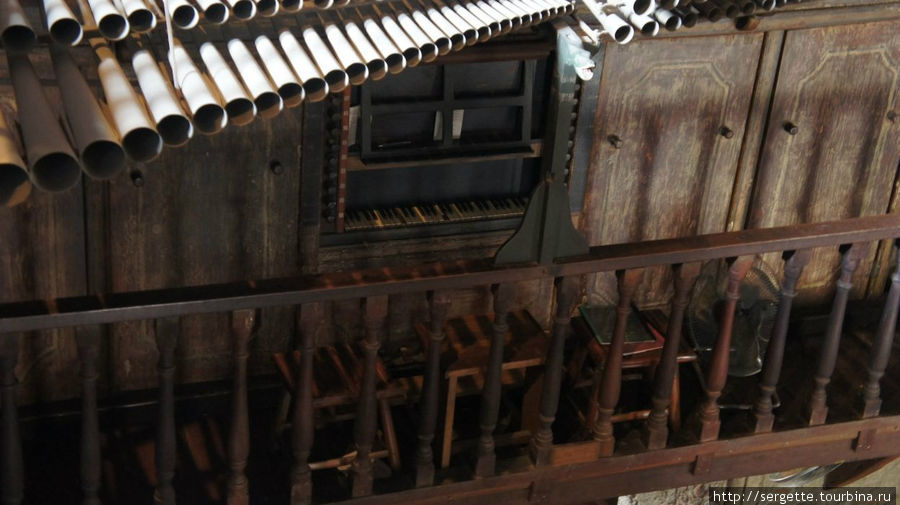 Трубы бамбукового органа и внизу место для органиста Лас-Пиньяс, Филиппины