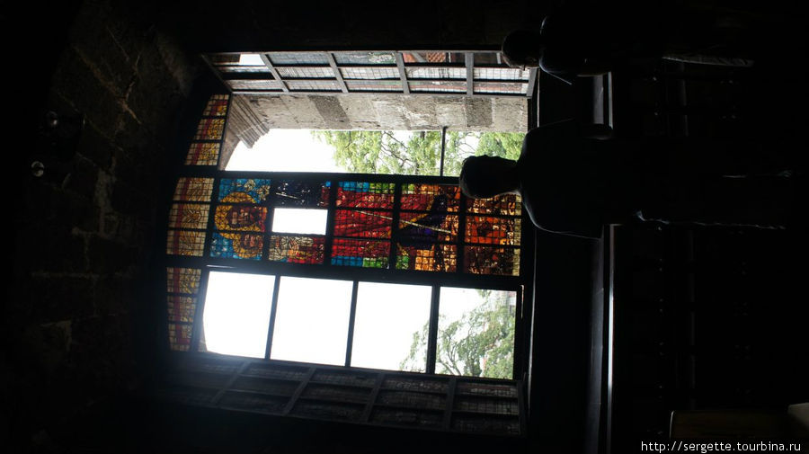 Окно с витражем Лас-Пиньяс, Филиппины