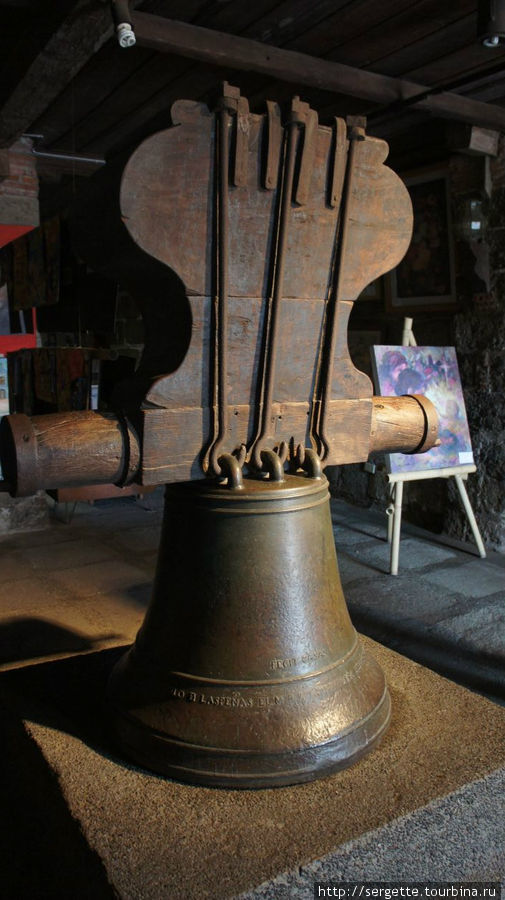 Старый колокол, экспонат. Лас-Пиньяс, Филиппины