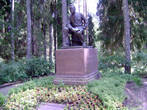 Памятник установлен рядом с домом — музеем в окружении парка, где всегда царят мир и покой