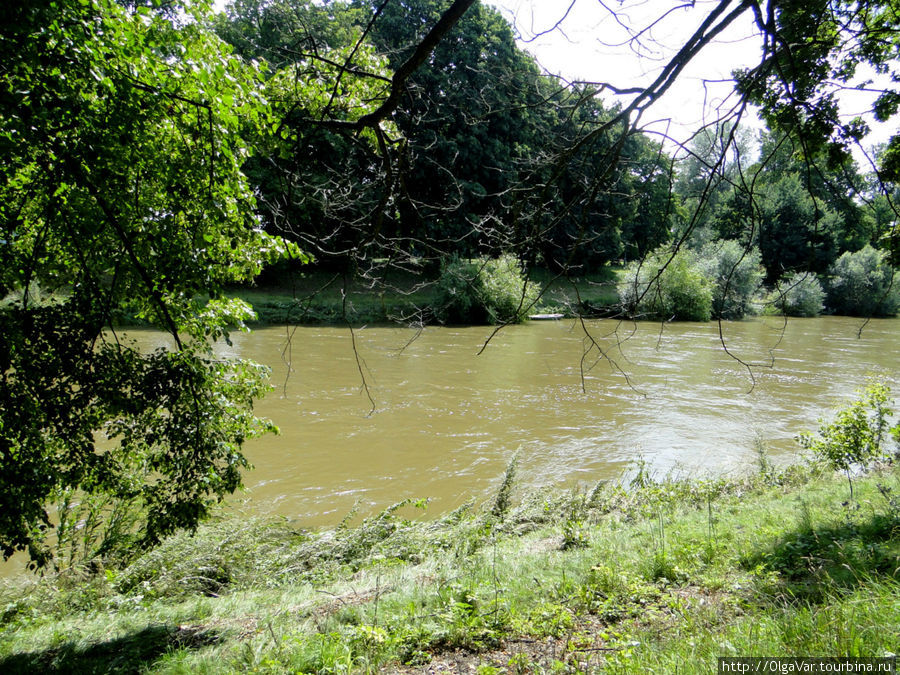 Речка Орлице — немного мутная, но очень спокойная — течет слева Градец-Кралове, Чехия
