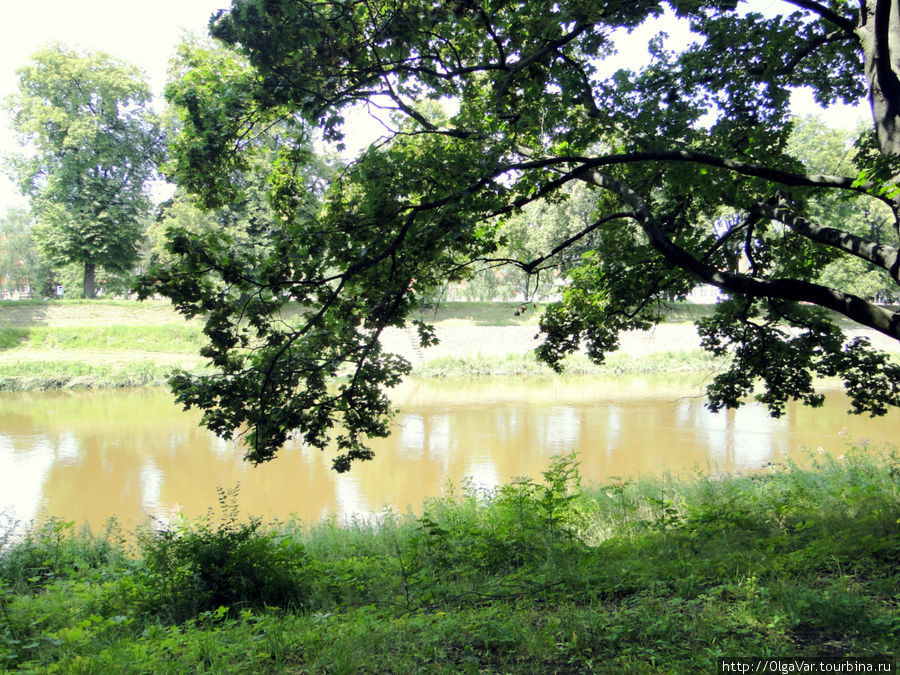 Река Лабе не менее спокойна и мутна — протекает справа от места слияния Градец-Кралове, Чехия