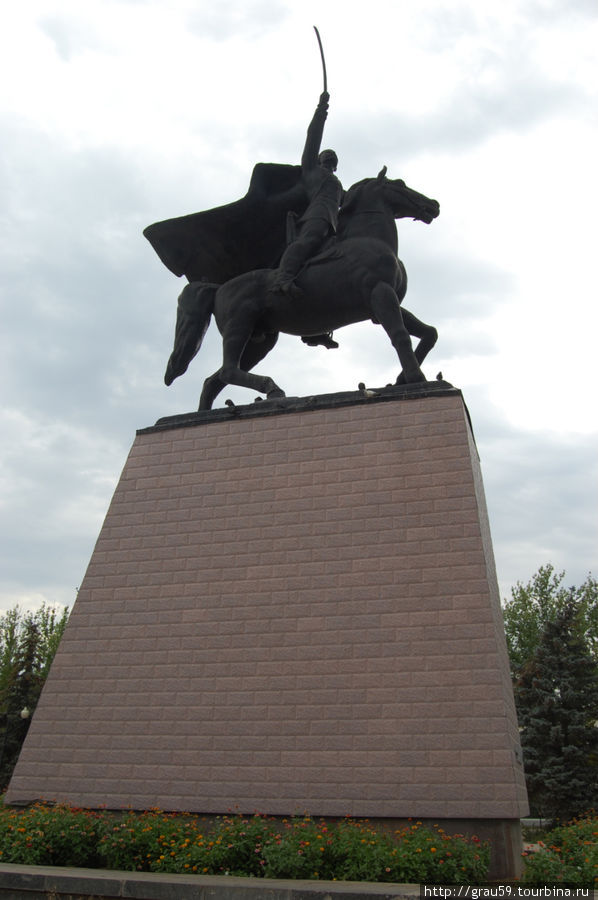 Памятник Чапаеву Уральск, Казахстан