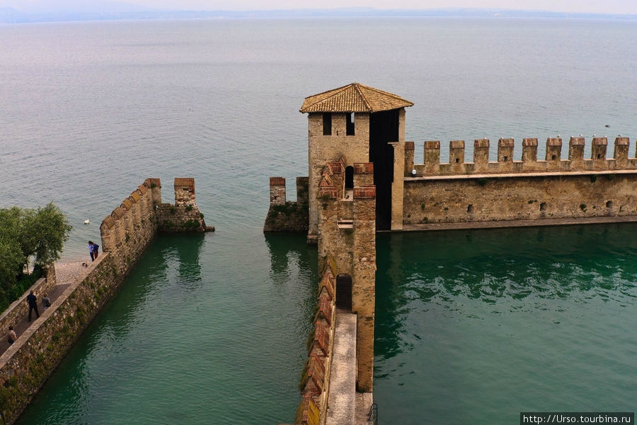 Крепостная гавань Сирмионе, Италия