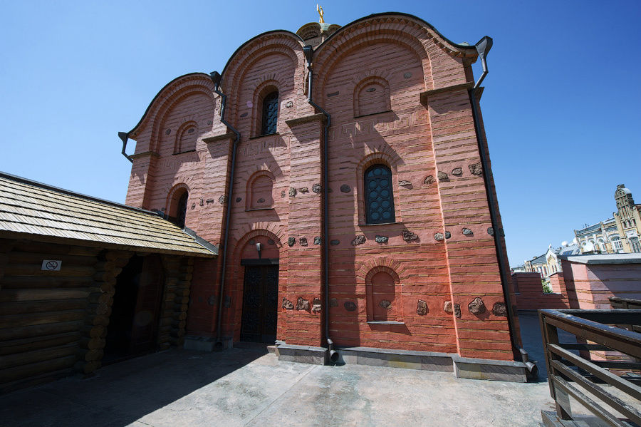 На самой верхней террасе, над воротами, расположена церковь. Киев, Украина