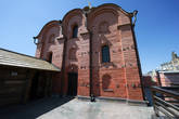 На самой верхней террасе, над воротами, расположена церковь.
