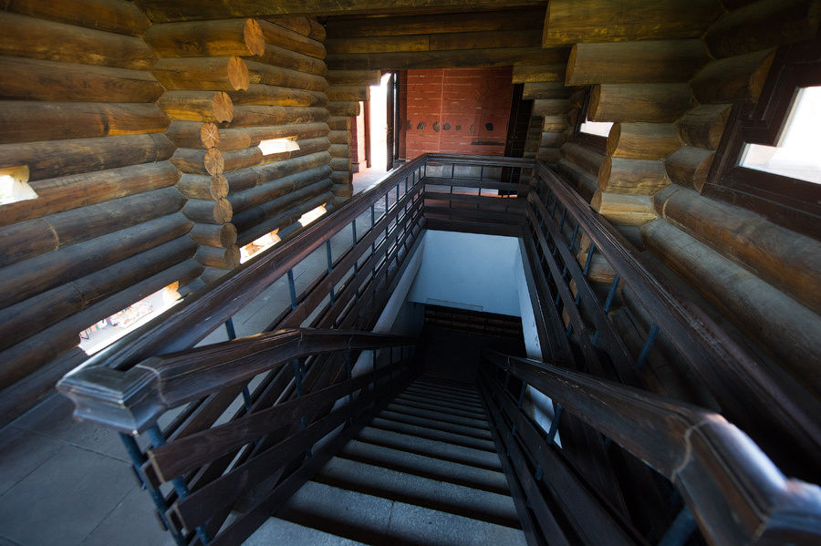 Лестница уводит посетителей на верхние ярусы. На каждом из них есть выход на террасу. Киев, Украина