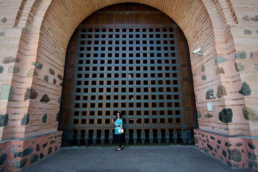 А это ворота со сотороны города в сравнении с человеком. Киев, Украина