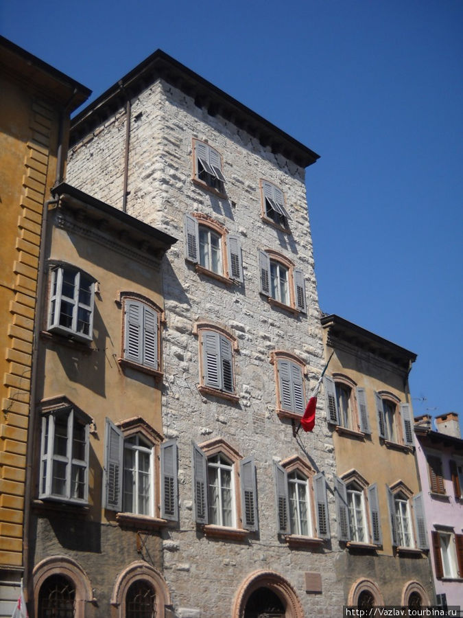 Башня встроилась в мирную жизнь Тренто, Италия