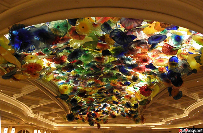 Этот потолок, сделанный художником Дейлом Чихули, стоит 3.000.000$! Лас-Вегас, CША