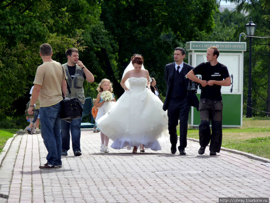 В Коломенском играется очень много свадеб. Москва, Россия