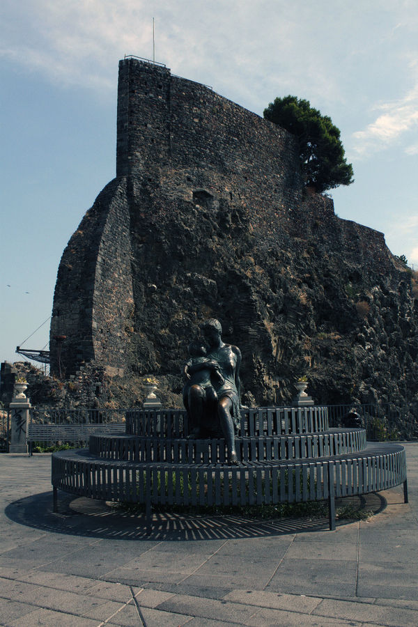 Ачи-Кастелло не просто красивый городок, но город-крепость