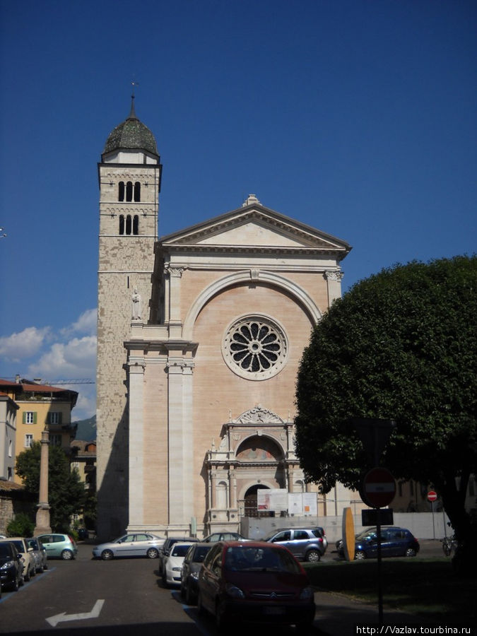 Фасад церкви Тренто, Италия