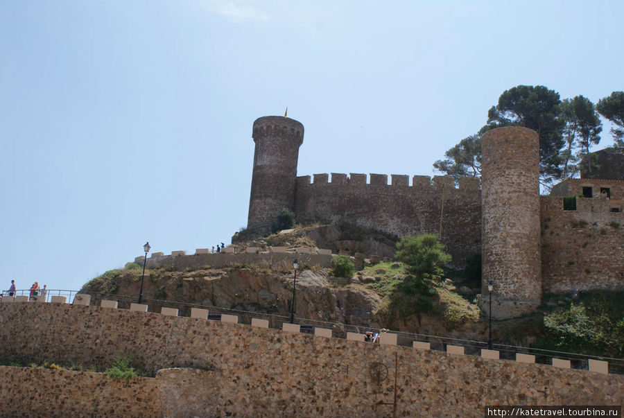 Один из самых знаменитых национальных памятников Коста Брава  — средневековый город-крепость Vila Vella Тосса-де-Мар, Испания