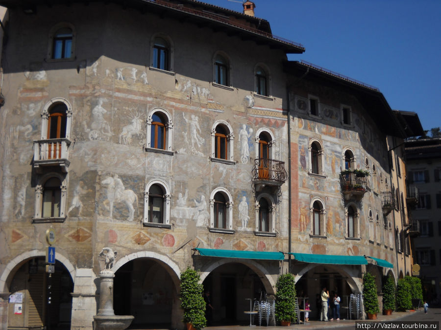Роспись очень украшает здания Тренто, Италия