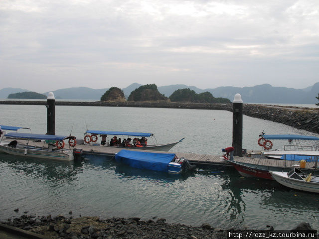 посадка на лодки, все одевают спасательные жилеты Лангкави остров, Малайзия