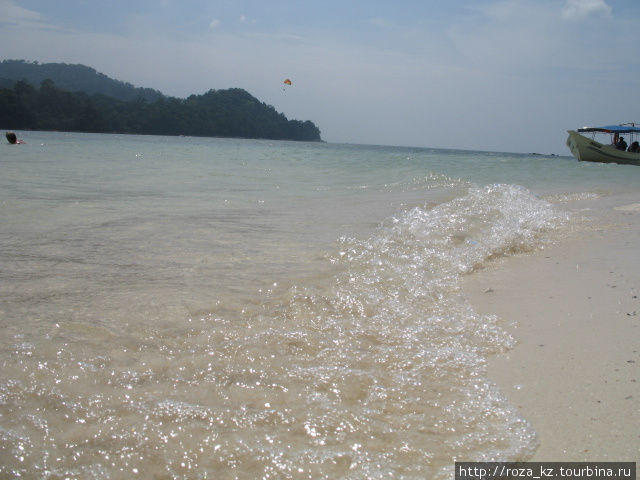 прозрачная вода, белый песок Лангкави остров, Малайзия
