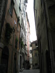 Узкие улочки и переулки встречаются в Генуе на каждом шагу.