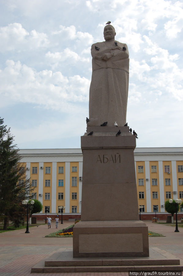 Памятник Абаю Кунанбаеву Уральск, Казахстан