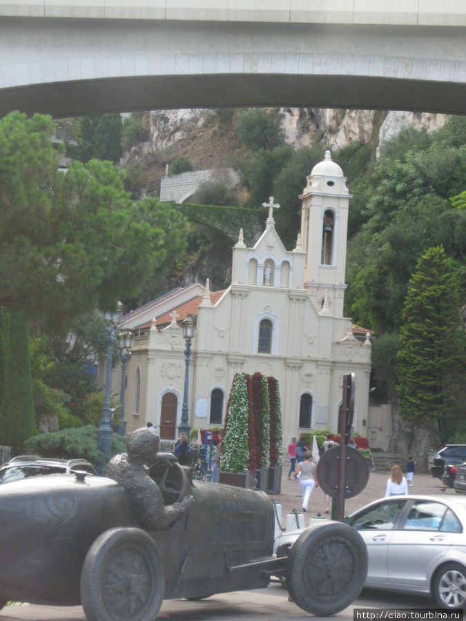 Церковь Святой Девоты — небесной покровительницы Монако. Сюда приезжал принц Альбер II со своей молодой женой во время церемонии бракосочетания в июле 2011года. Монако