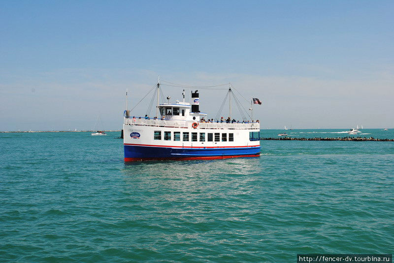 За 15 долларов можно поплавать на таком кораблике по озеру и полюбоваться видами Чикаго с воды Чикаго, CША