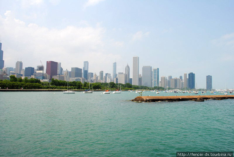 Стоянку яхт от открытой воды отделяет небольшой мол Чикаго, CША