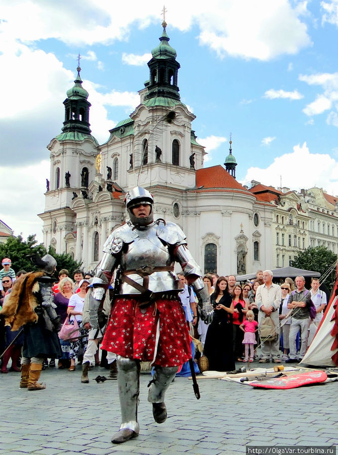 Доспехи, видимо, были нешуточные, бряцали с грохотом на всю площадь Прага, Чехия