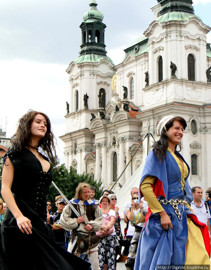 А сыну понравились девушки, особенно слева... Прага, Чехия