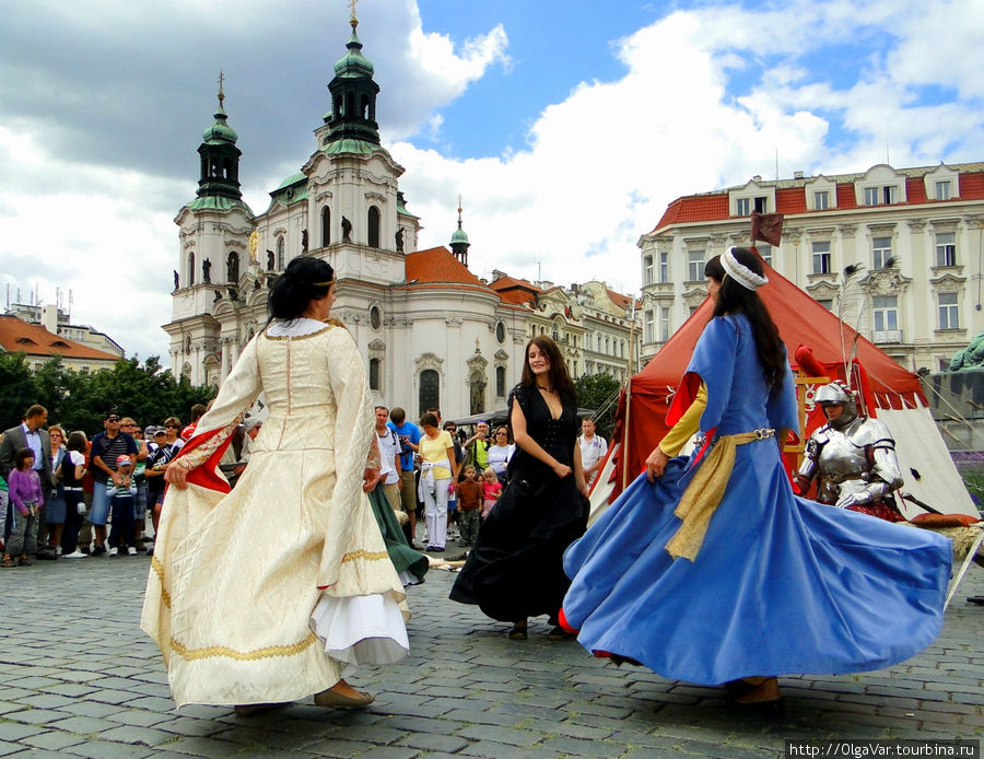 Очень впечатляюще смотрятся старинные танцы на Староместской площади на фоне Церкви Святого Николая Прага, Чехия