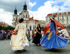 Очень впечатляюще смотрятся старинные танцы на Староместской площади на фоне Церкви Святого Николая
