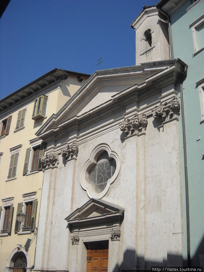 Скромный фасад церкви Тренто, Италия