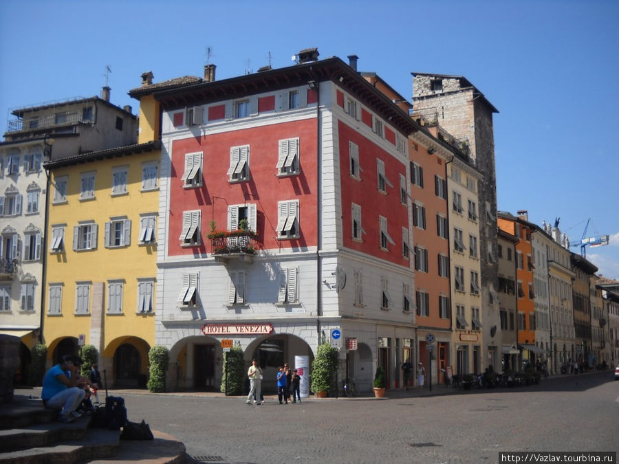 Красочный ансамбль площади Тренто, Италия