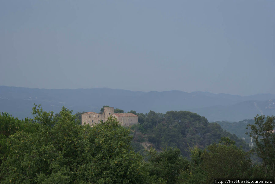 Замок-крепость Святого Иоанна: сверху и снизу Бланес, Испания