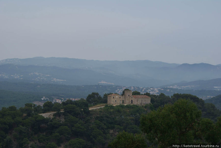 Замок-крепость Святого Иоанна: сверху и снизу Бланес, Испания