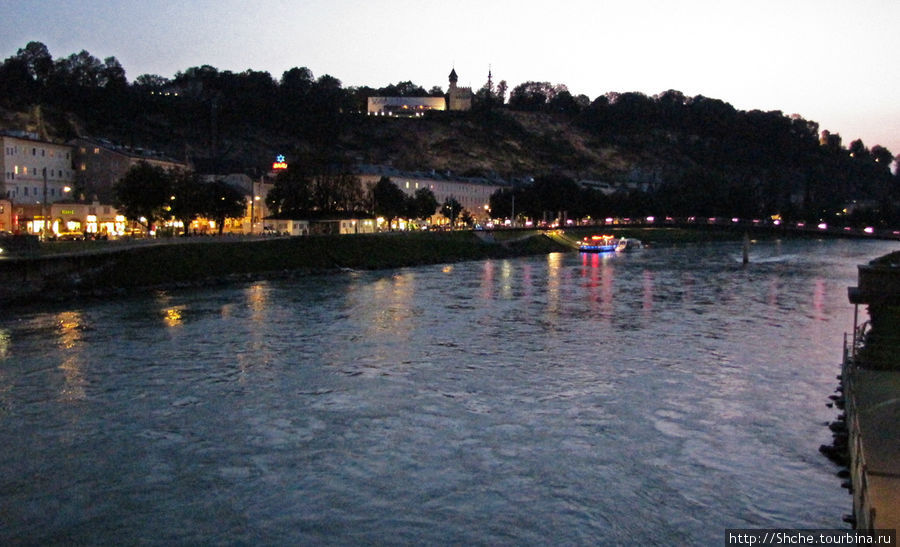 Река Salzach, смеркалось Зальцбург, Австрия