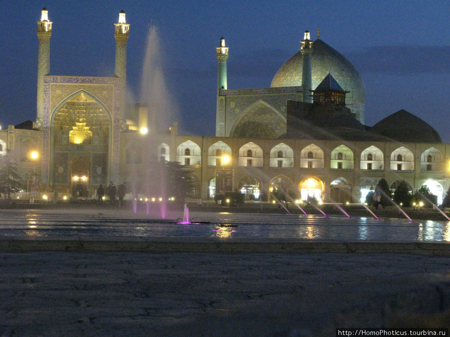 Площадь Хомейни, мечеть Шаха ночью Исфахан, Иран