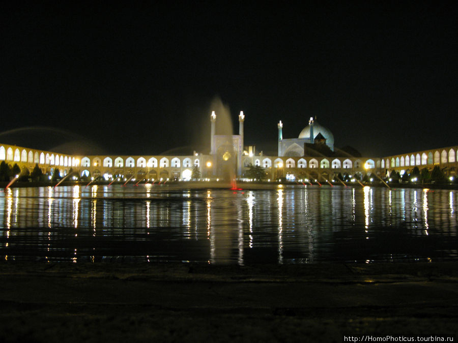 Площадь Хомейни, мечеть Шаха ночью Исфахан, Иран