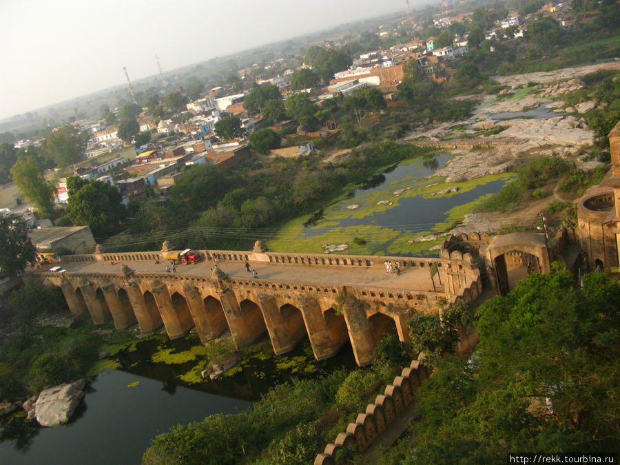 Мост через реку Бетва. Она окружает дворец. Одно русло природное, а с другой стороны прокопан ров Орчха, Индия