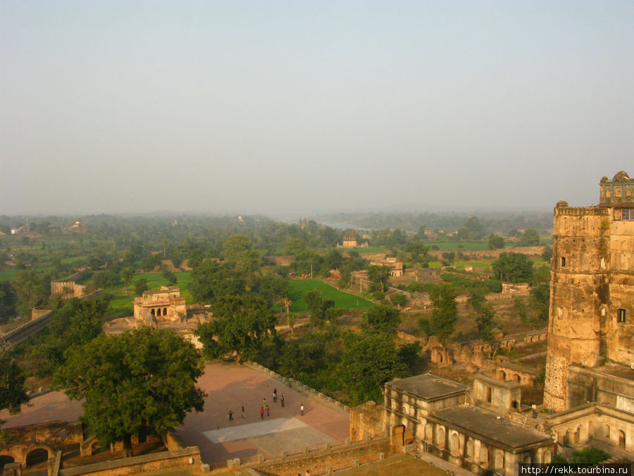 Территория вокруг дворца Джихаджир огромна и насчитывает большое количество хозяйственных построек и храмов Орчха, Индия