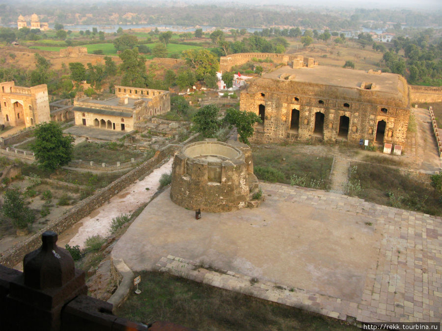 Вид на верблюжатни и заднюю территорию дворца Джихандир Орчха, Индия
