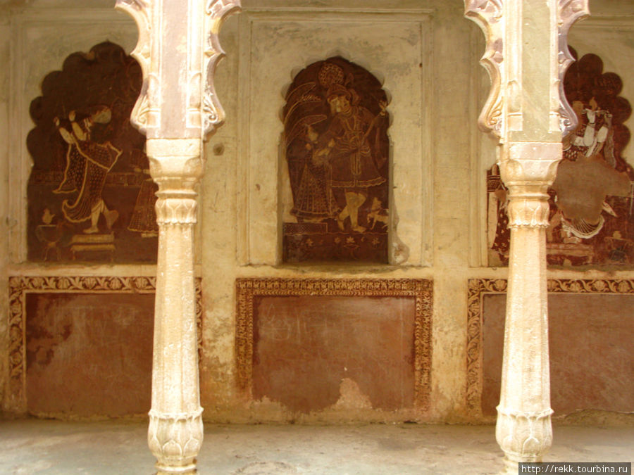 В храме обнаружились замечательные двухцветные фрески. Посмотрите на них внимательно — может быть они скоро изчезнут Орчха, Индия