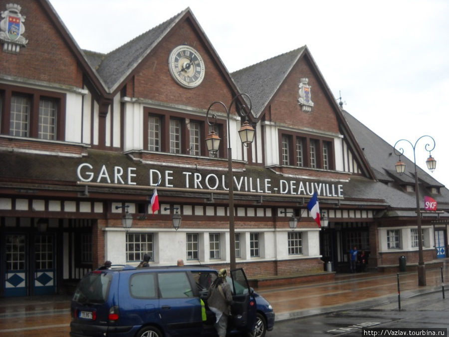 Здание вокзала снаружи Довилль, Франция