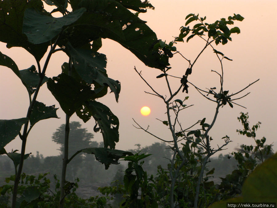Солнце садится, а это значит, что пора ужинать, потому что, все равно, после его захода станет очень темно и ничего не видно Орчха, Индия