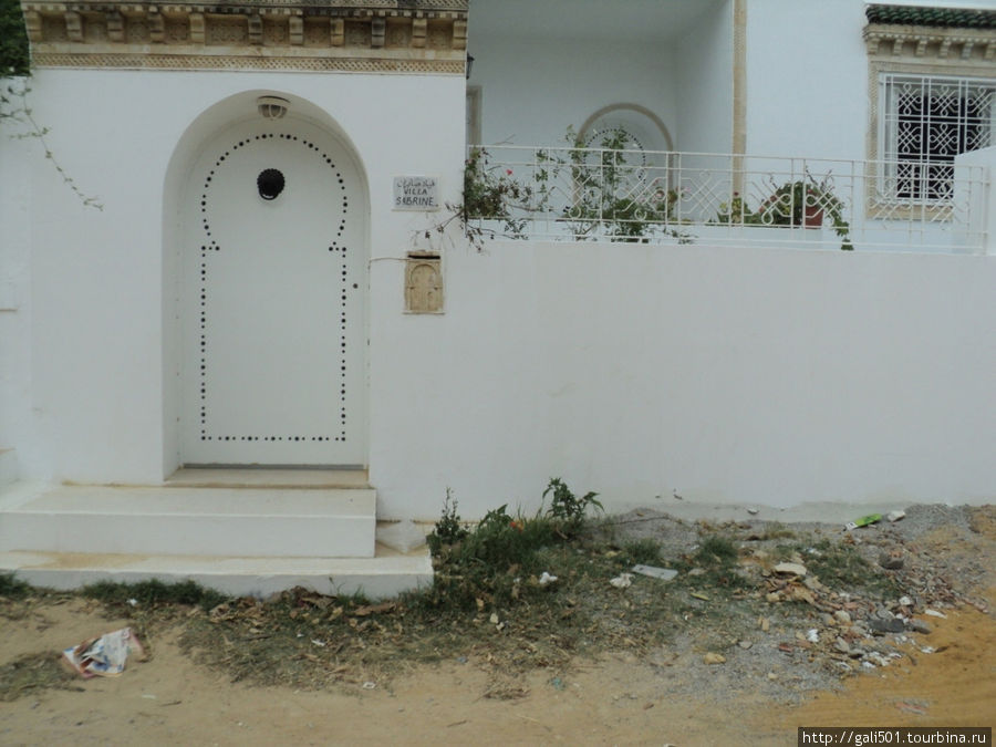 Чудный милый дом и помойка около него.Контрасты. Тунис