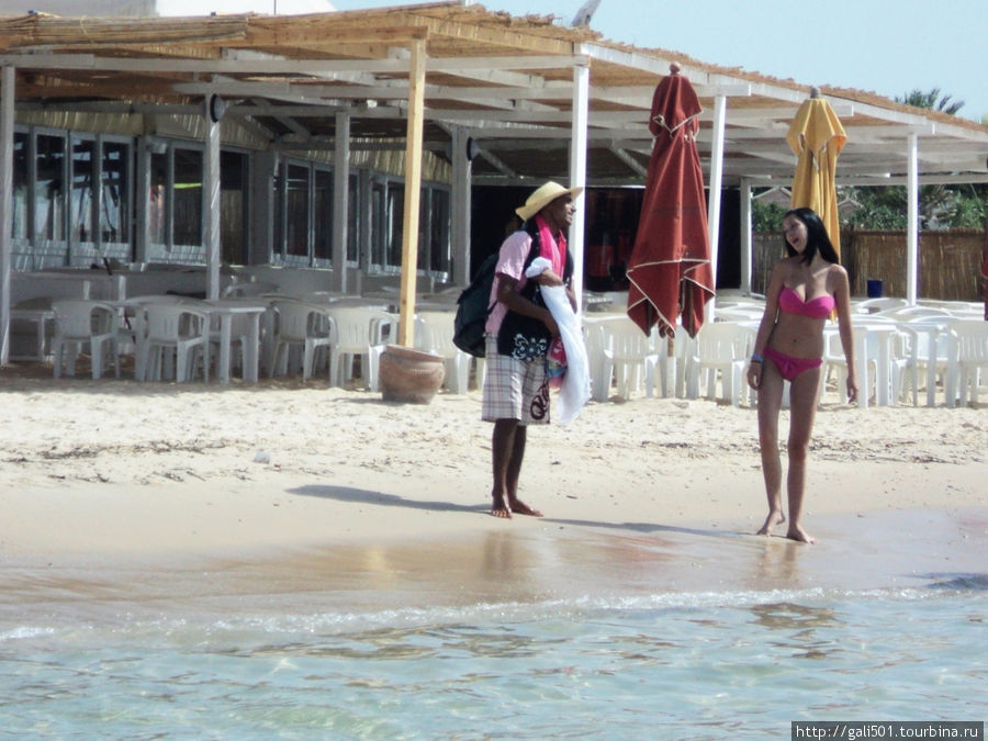 Торговец на пляже предлагает пореро: Супер-прайс Тунис