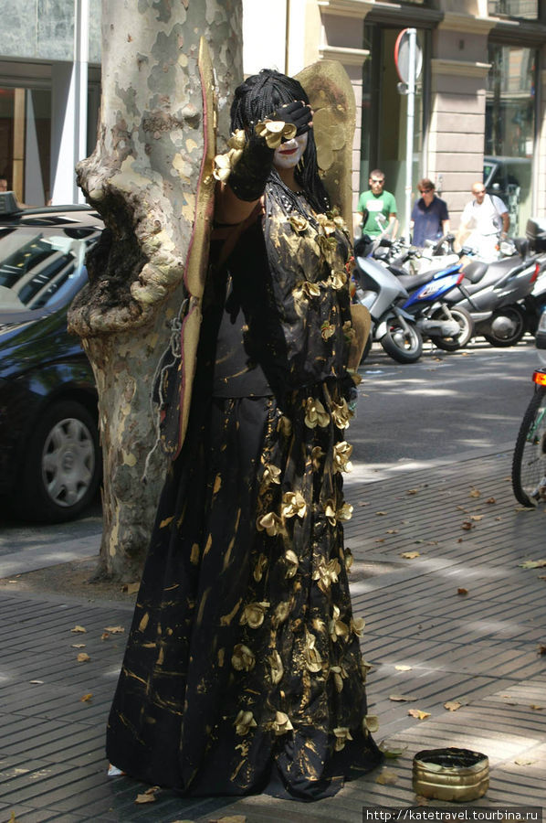 Живые статуи на Ла Рамбле. Наглядная иллюстрация того, что они не позволяют фотографировать себя бесплатно Барселона, Испания