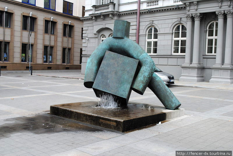 Один из самых авангардных фонтанов города Брно, Чехия